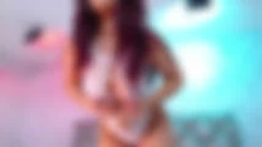 Voglio che tu venga, mi tolga tutti i vestiti e tocchi ogni parte del mio corpo.