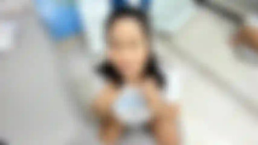 In ginocchio una splendida mora si diverte con il cazzo del suo fidanzato.