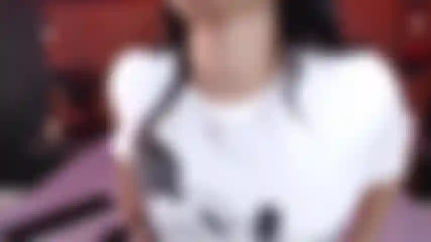 La mia coinquilina mi sorprende guardando un porno mentre mi masturbo.