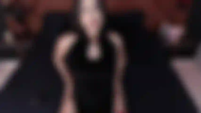 Adoro l'odore delle mie mutandine bagnate dopo essermi masturbata pensando alla mia migliore amica.