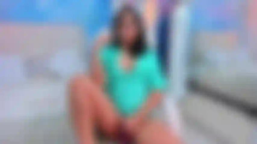 Sono una segretaria arrapata, il mio capo mi sorprende a masturbarmi.