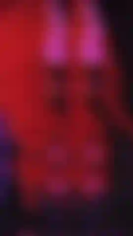 Le luci soffuse mi fanno sentire piccante.