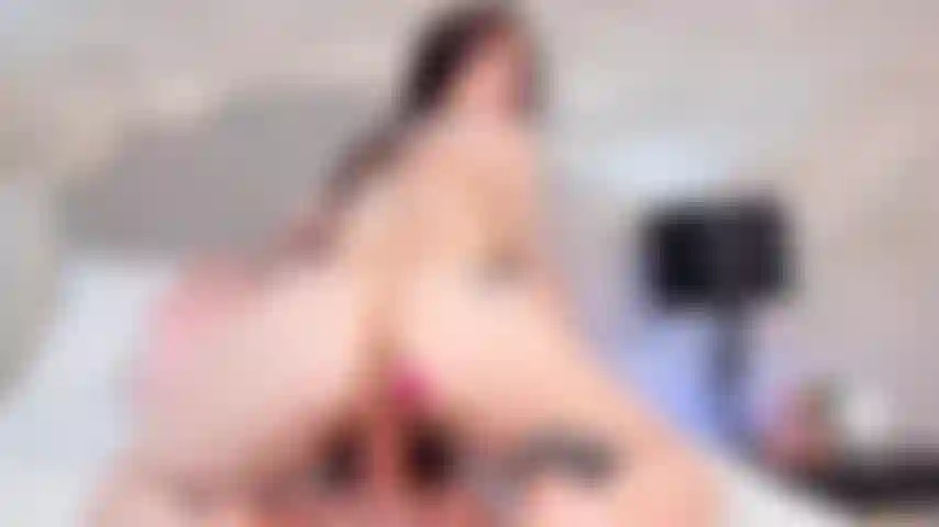 Il tuo cazzo è duro quanto mi piace, è il momento di cavalcarlo.