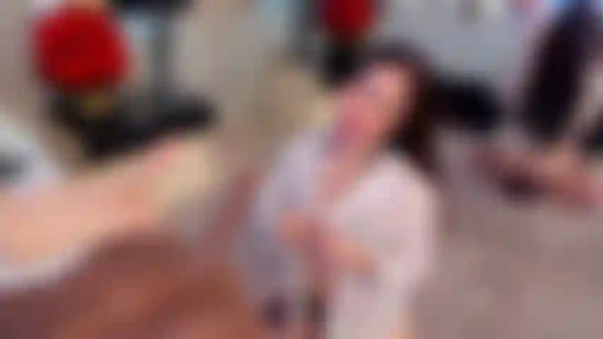 In ginocchio davanti al tuo cazzo duro! Lo riempiamo di saliva?