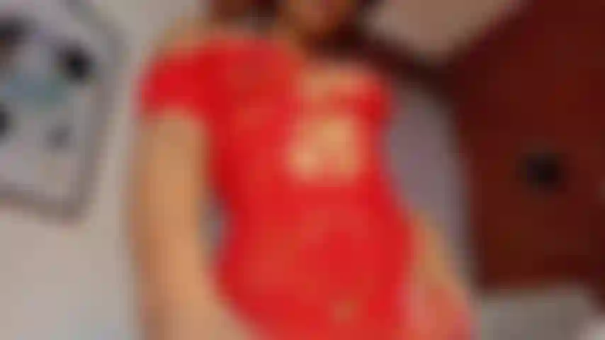 Mi sento molto eccitata mentre gioco con la mia figa bagnata.