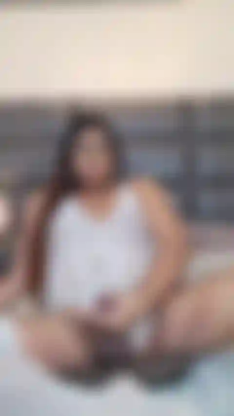 Sto versando tutto il mio sperma caldo sulle mie calze di nylon bianche mmm.