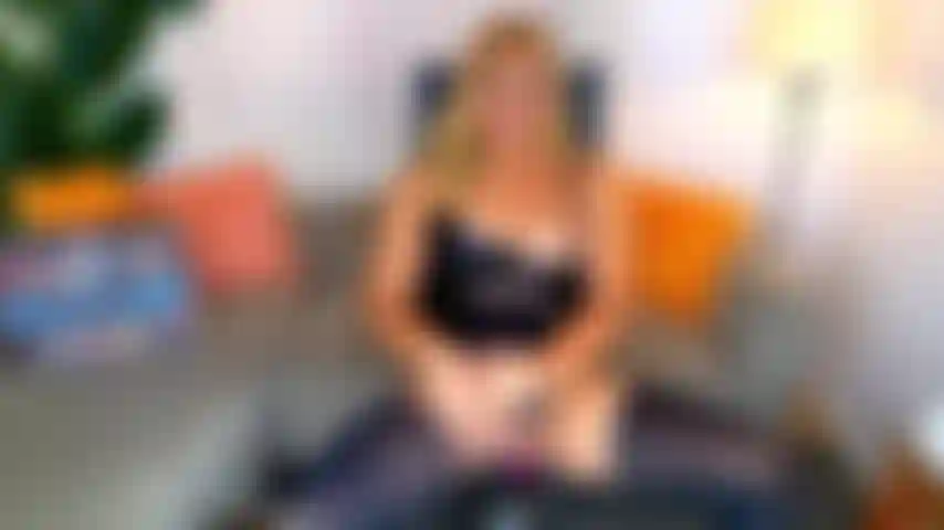 Mi masturbo il mio enorme cazzo fino a esplodere su tutto il mio corpo sexy!