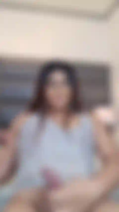 Gioco con il mio cazzo mostruoso finché non esplode e mangia il mio maledetto sperma.