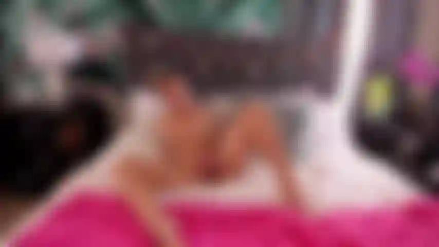 Guarda questa ragazza sexy nuda venire così forte e bagnata su tutto il letto.