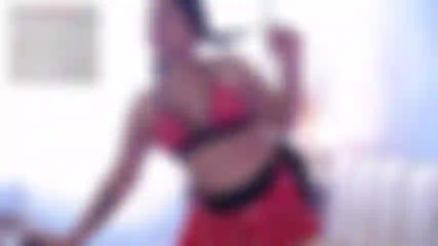 Uno spogliarello con un tocco di originalità: il mio grande seno è la star di questa danza selvaggia e nuda!