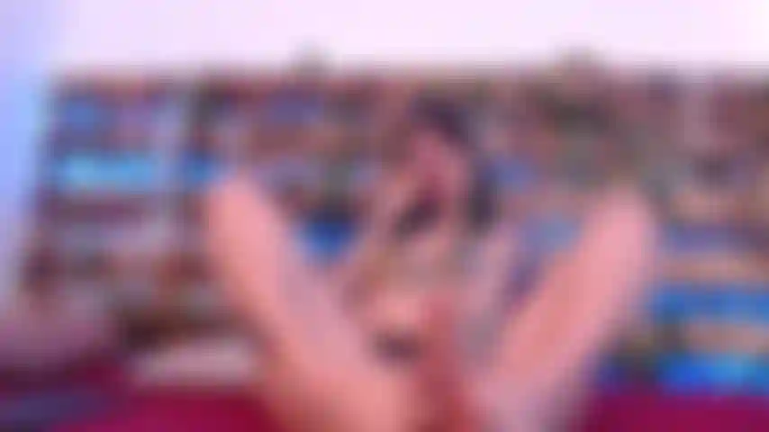 Una ragazza sexy che mi stuzzica con i suoi bellissimi piedi e il suo giocattolo.