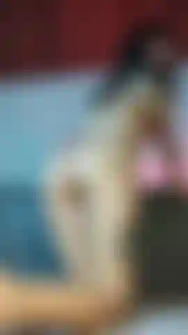 Una latina sexy in lingerie rossa che si sculaccia il sedere e mostra i suoi morbidi piedi.