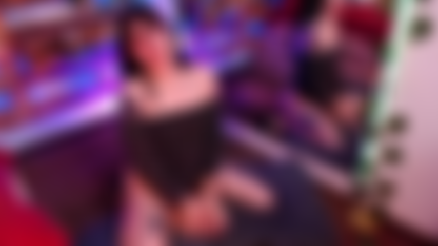 Una latina focosa che si masturba con un vestito, gemendo e con gambe sexy.