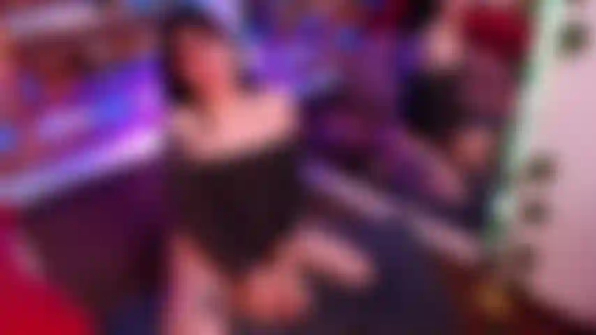 Una latina focosa che si masturba con un vestito, gemendo e con gambe sexy.