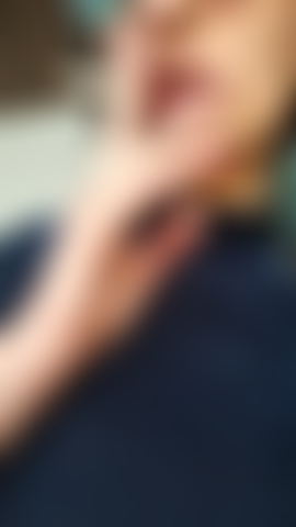 Una latina sexy che fuma, mi lecco le labbra e faccio cerchi di fumo, mandando baci.