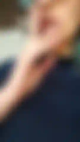 Una latina sexy che fuma, mi lecco le labbra e faccio cerchi di fumo, mandando baci.