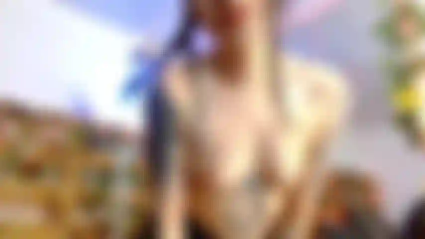 Faccia carina con la lingua fuori a leccarti, prendimi completamente nuda con le gambe aperte sulla mia sedia.