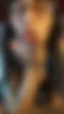 Una ragazza sexy in un body, calze a rete, che si schiaffeggia il sedere e mostra i piedi.