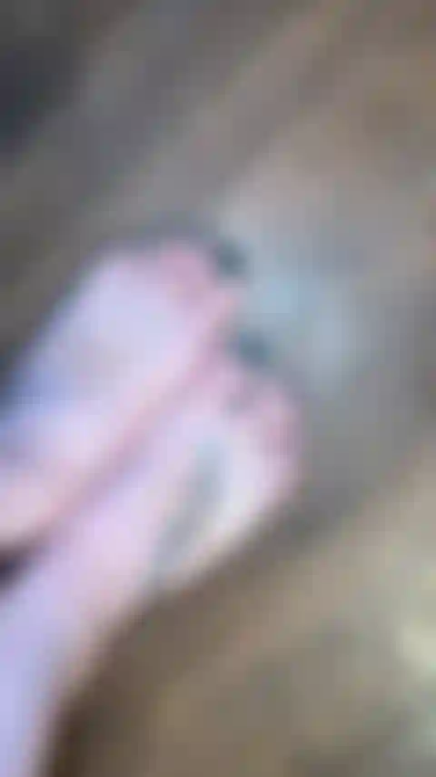 Unghie e pedicure verdi freschi.