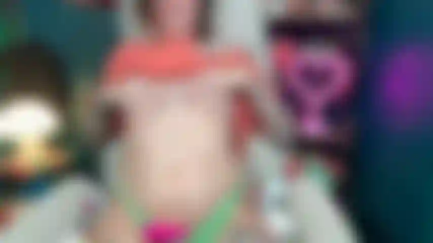 Adoro essere guardata mentre gioco con me stessa e parlo volgarmente finché non vengo.