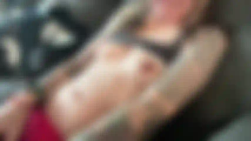 Che si nasconde dietro le spalle di mio marito.