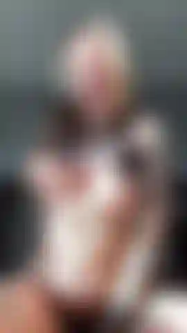 Gioco con le tette, cavalco un dildo, parlo sporco e mi sdraio, prendendolo in profondità.