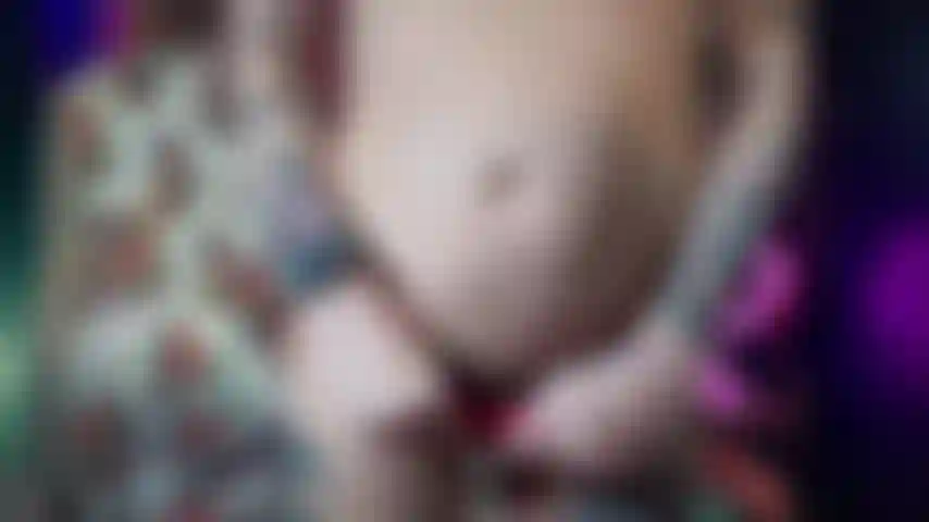 Sposta le mie mutandine e scopami per bene.