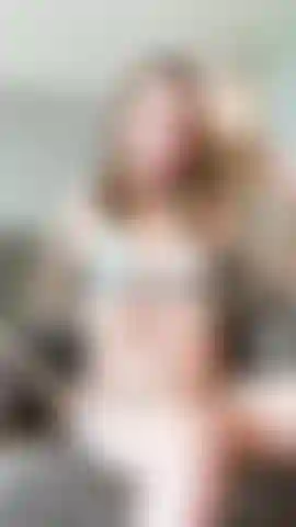 Mi schiaffeggio il culo e imploro il tuo sperma finché non sborro.