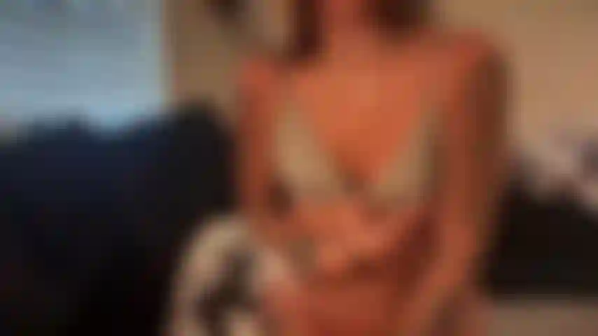 Gioco con le mie tette e mi mangio la figa.