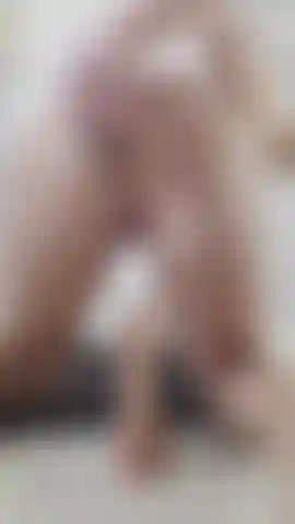 Infilando un grosso plug nel mio stretto culetto in pov 🍑.