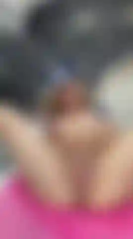 Scommetto che non hai mai visto una poliziotta sexy che squirta mentre gli altri la guardano, vero? Mi scopo la figa con tanto amore e vengo con lo squirt, dimmi se ti piace.