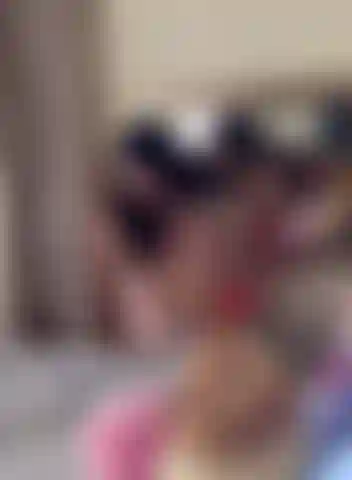 La mia sorellastra troia dalle tette enormi ti ha sorpreso mentre spiavi e ti masturbavi!! Succhio e faccio una spagnola finché non mi sborri sulla faccia.