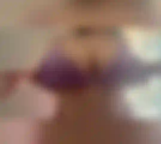 Fa rimbalzare le mie tette unte! Joi e faccio il conto alla rovescia.