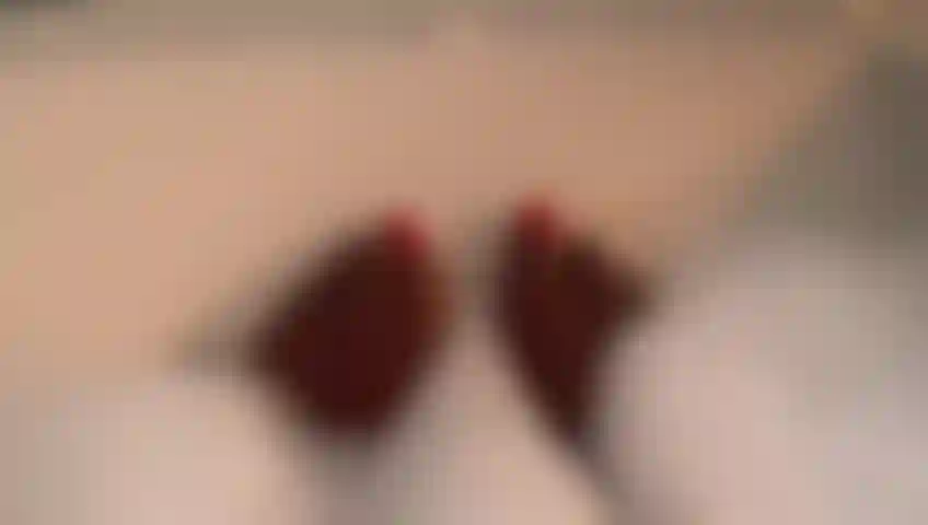 Bolle, scricchiolii e provocazioni con le suole nude.