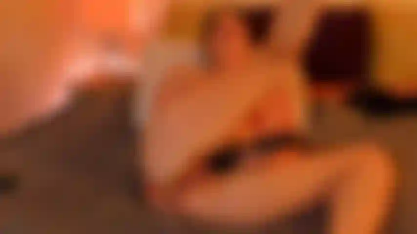 Mi sditalino il culo mentre uso uno spettacolo registrato con vibratore.