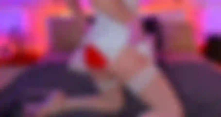 Un'infermiera biricchina con i tacchi e uno spettacolo registrato con un grosso dildo.