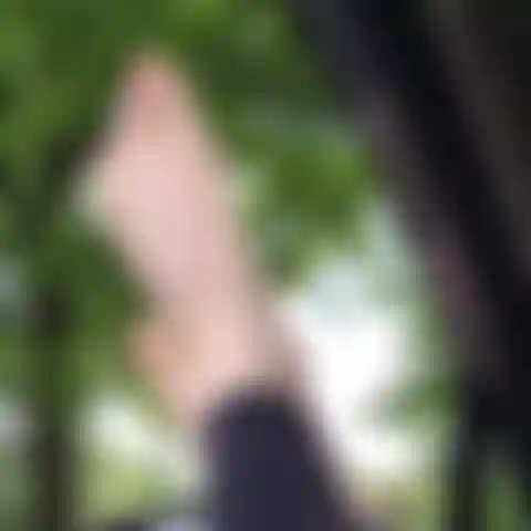 Piedi nudi e unghie naturali con lavoro ai piedi.