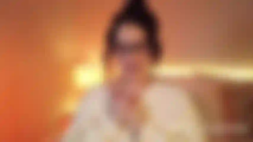 Cavalca un dildo con indosso un maglione.