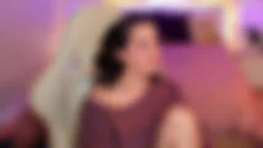 Uno spettacolo registrato con diteggiatura e masturbazione con vibratore su una sedia.