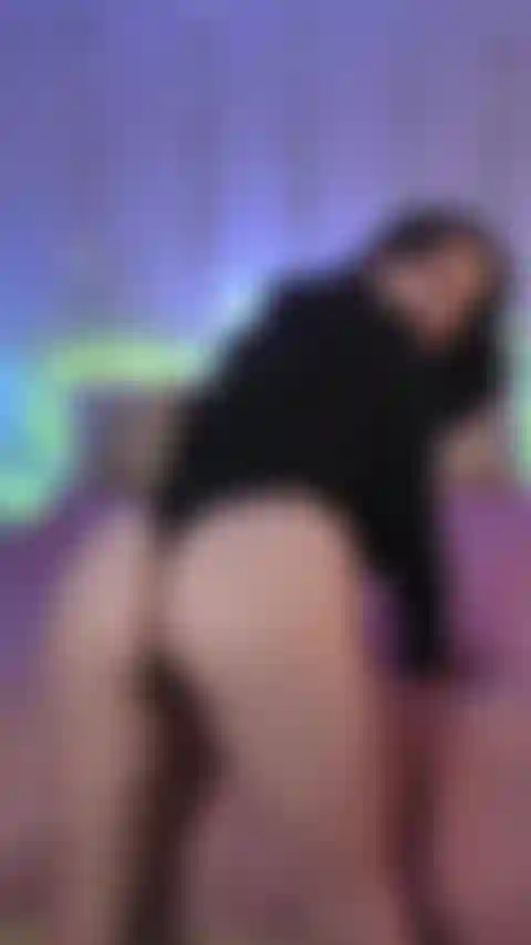 Mi spoglio e mi scopo un vibratore.