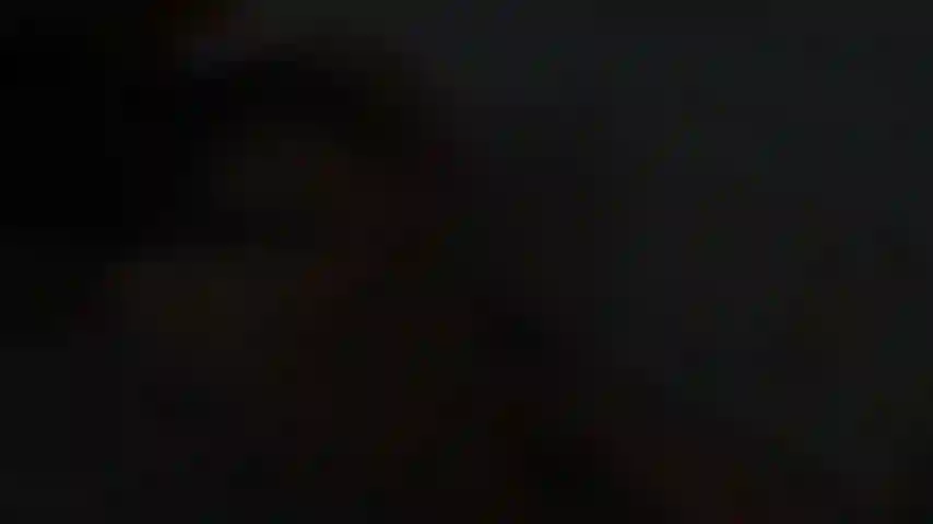 Cavalco il tuo grosso cazzo mentre faccio rimbalzare le mie tette.