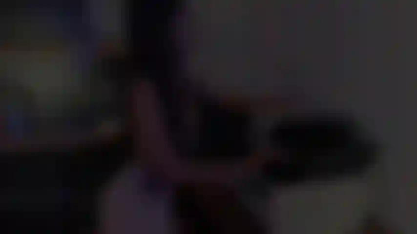 Gioco con le mie grandi tette nel mio ufficio.