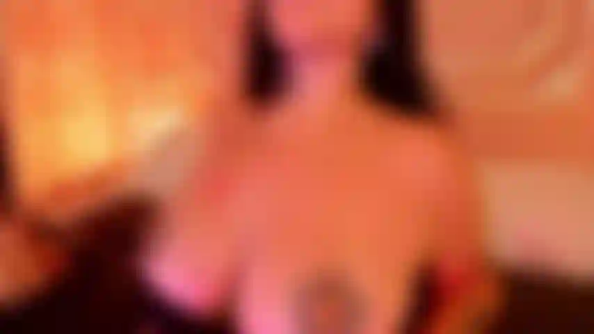 Con un seno grande e rimbalzante.