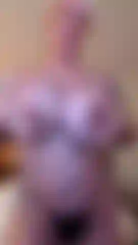 Corpo intero con gioco di tette nude.