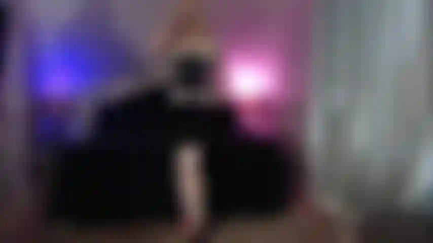 Giochi di ruolo dal vivo, masturbazione con la bacchetta magica, dildo e primi piani.