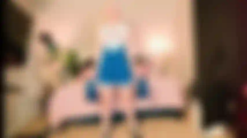 Mi alleno con i calci da cheerleader (non nuda).