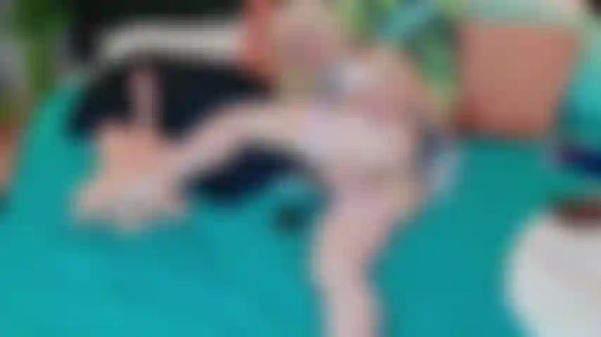 In uniforme scolastica, guardo porno e faccio sesso laterale.