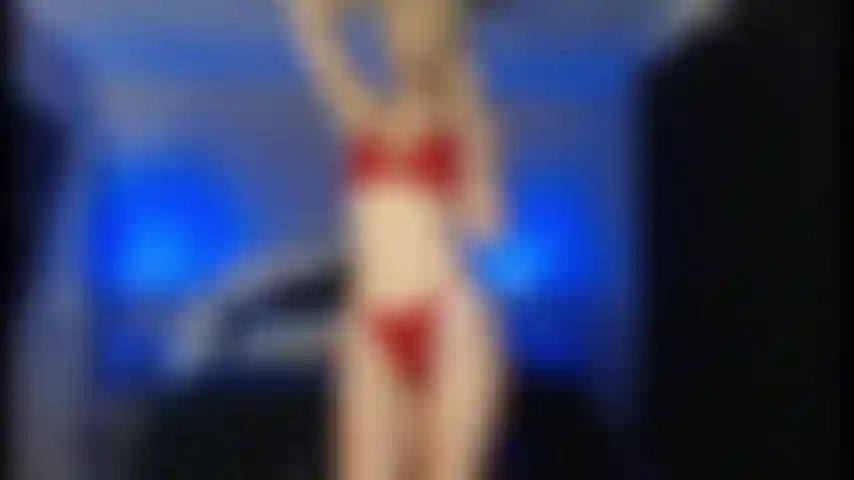 Spettacolo d'oro, lingerie rossa, calze nere velate, equitazione.