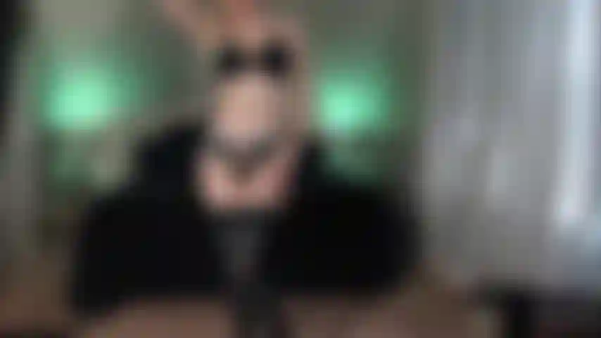 Joi e masturbazione con un sacco di chiacchiere e prese in giro.