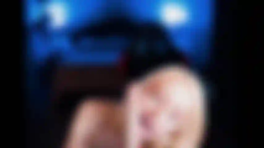 Un pompino, giochi con la figa e squirto con un dildo in faccia.